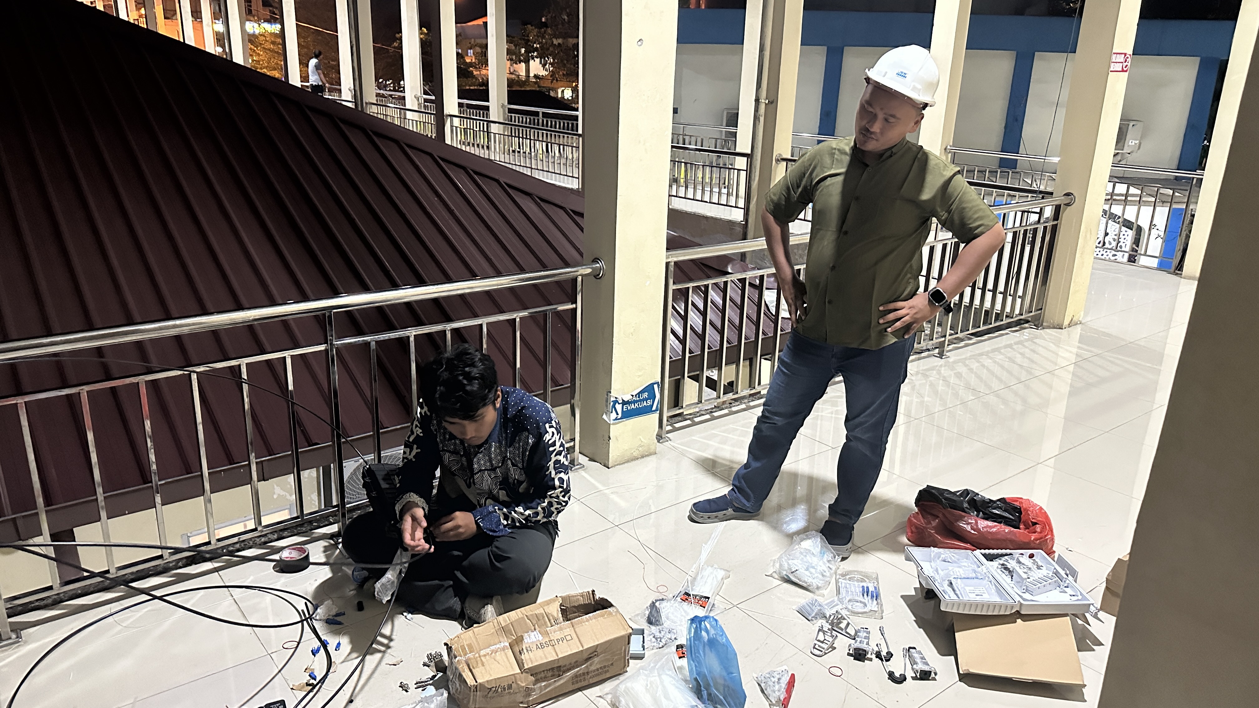 Instalasi Jalur Serat Optik FTTH